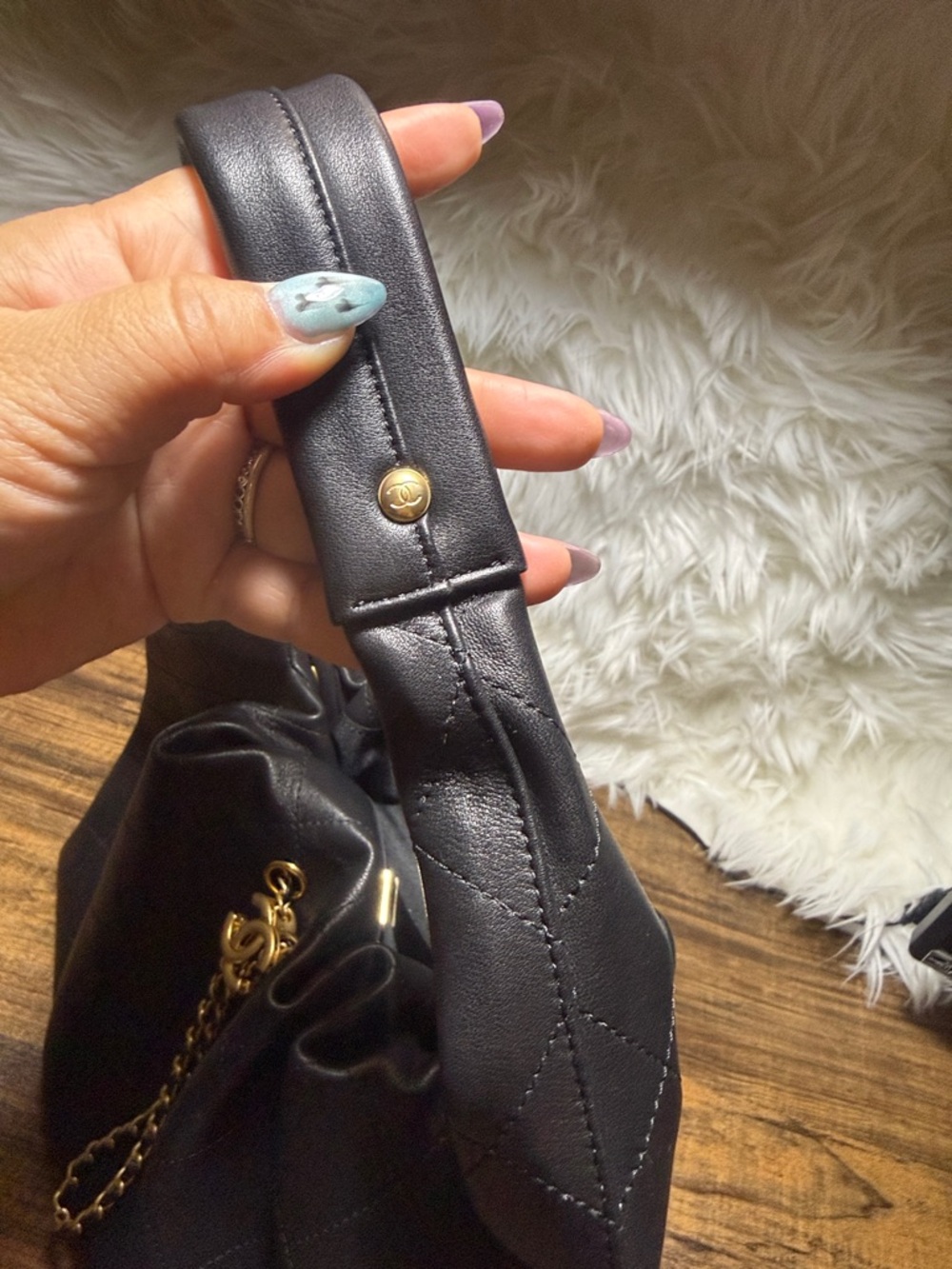 CHANEL Black Quilted Leather Shoulder Bag with Gold Chain Detail - Picture 5 of 11